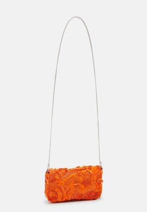 Petit sac à main rectangulaire orange avec un travail complexe de perles florales texturées et une longue chaîne argentée sur un fond uni.