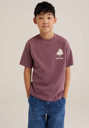 WE Fashion, WE FASHION JONGENS OVERSIZED T-SHIRT MET PRINT EN EMBROIDERY - Trükipildiga T-särk - malve
