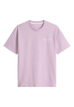 Fliederfarbenes kurzärmeliges Baumwoll-T-Shirt mit Rundhalsausschnitt, kleinem weißen Bienenmotiv und "Marc O'Polo" Schriftzug auf der linken Brust.