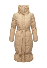 Manteau matelassé beige avec col montant, taille ceinturée, manches longues, ourlet élastiqué et motif matelassé vertical. Tissu texturé et détails ajustables.
