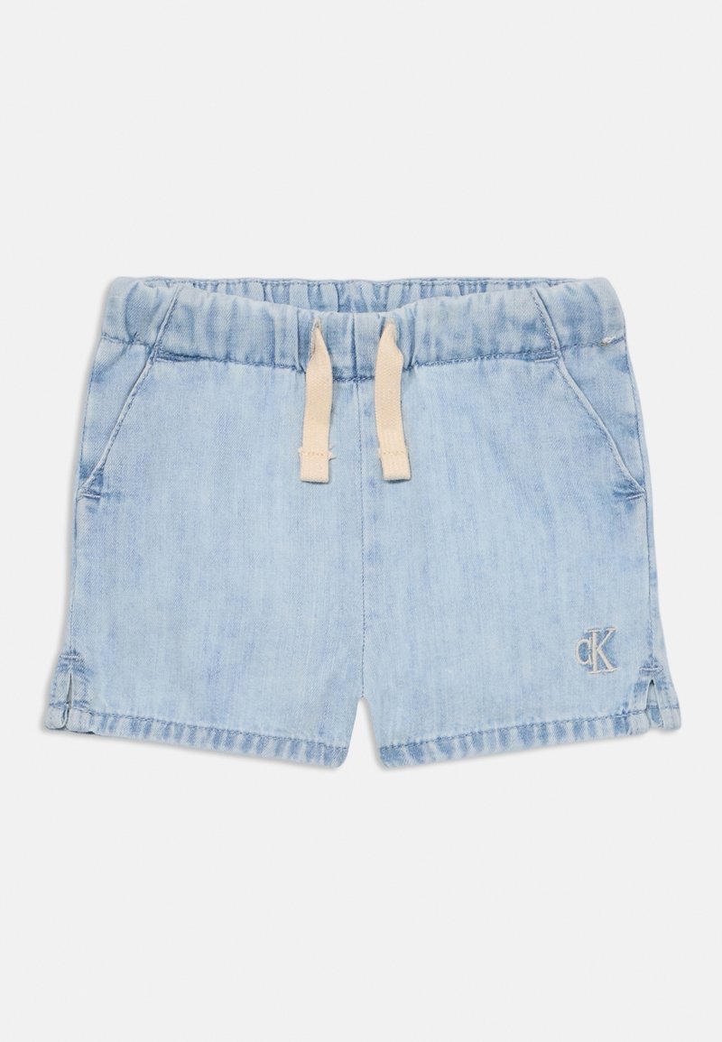 Světle modré džínové šortky pro batolata s elastickým pasem, béžovou šňůrkou, dvěma předními kapsami, malými bočními rozparky a logem "cK" na lemu.