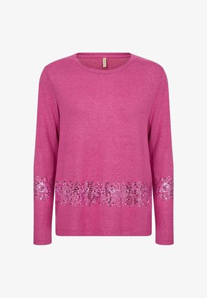 Pitkähihaisen vaaleanpunaisen villapuseron helma on koristeltu hopean ja mustan sävyisillä paljeteilla.