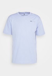 Camiseta de algodón azul claro con mangas cortas, cuello redondo y pequeño logo negro "MCQ" en la parte superior izquierda.