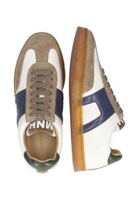 Zapatillas blancas y beige con acentos en azul marino, materiales de gamuza y cuero, punta redonda, suela texturizada y cordones a contraste.