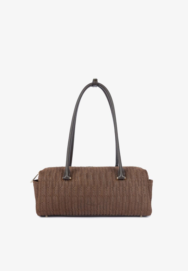 Sac à main cylindrique tressé marron avec de longues poignées foncées et une fermeture éclair sur fond blanc.