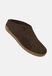 Pantoufle en feutre marron avec un bout arrondi et un décolleté bas. Dispose d'une semelle beige avec des détails de couture et une texture lisse.