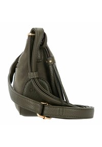 Olivgrüne Lederhandtasche mit geschwungenem Design, Fransenakzenten und strukturierter Oberfläche. Verfügt über einen langen Riemen und Beschläge in Goldton.