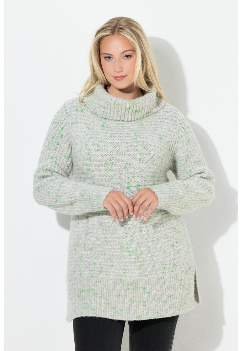 Jasnoszary sweter o robionym na drutach z kołnierzem w stylu komina, z zielonymi plamkami. Długie rękawy i boczne rozcięcia u dołu zapewniają luźny krój.