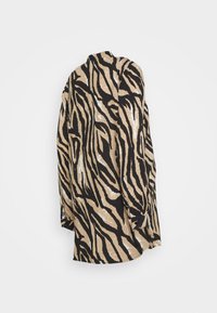 Camisa de manga longa às riscas de tigre em preto e bege com um corte descontraído, apresentando um tecido texturizado e um colo com gola.