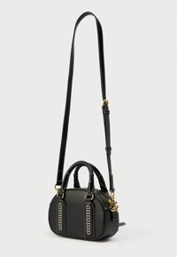 Μαύρη δερμάτινη τσάντα με διπλές λαβές και ρυθμιζόμενο ιμάντα. Διαθέτει χρυσά εξαρτήματα, αντίθετες ραφές και κάθετες λεπτομέρειες στην μπροστινή όψη.