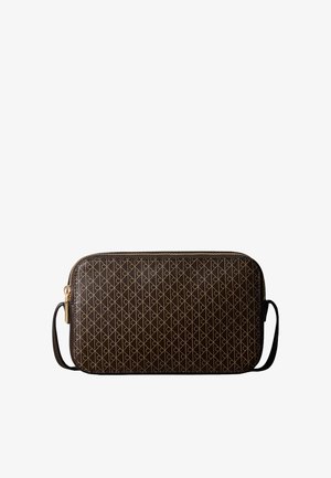 Sac bandoulière rectangulaire marron foncé avec motif géométrique doré en diagonale, fermeture éclair dorée et sangle d'épaule réglable sur fond blanc.