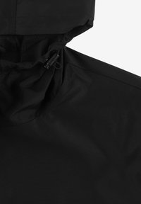 Czarna, wodoodporna kurtka z wysokim kołnierzem i regulowanym kapturem na sznurku. Gładka tekstura z delikatnym połyskiem, wykończona siateczkową podszewką.