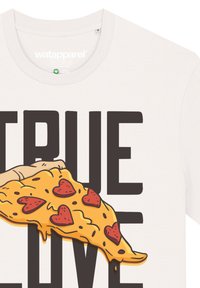 Weißes Baumwoll-T-Shirt mit einem Grafikdesign eines Pizzastücks, belegt mit roten, herzförmigen Peperoni und dem Text "Echte Liebe" in fettgedruckten schwarzen Buchstaben.