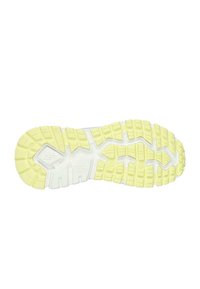 Semelle de chaussure avec des sculptures jaunes profondes et blanches, conçue pour l'adhérence et la durabilité en extérieur, affichant des marques de la marque et des indications techniques.