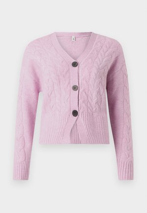 Rosa kort cardigan i strukturerad stickning med flätade mönster, med V-hals, ribbat avslut och tre mörka knappar fram.
