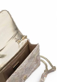 Billetera con un exterior texturizado de color claro y un forro metálico dorado. Presenta una correa de eslabones de cadena y cierre de gancho. Bolsillo interior visible.