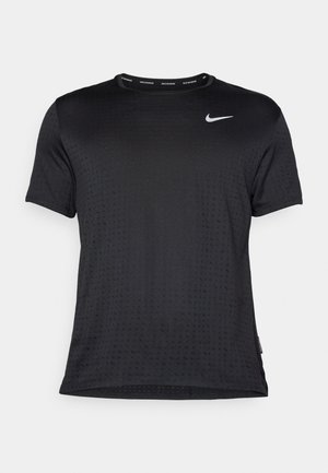 Svart sportt-shirt i lättviktsmaterial med en strukturerad mönstring. Kortärmad med rund halsringning, med silverfärgad Nike-logotyp på bröstet.
