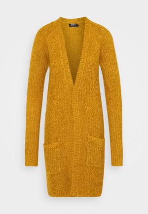 Cardigan long en maille jaune moutarde avec ouverture sur le devant et deux poches avant, présenté sur un fond uni et clair.