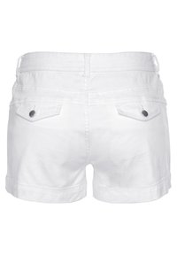 Witte denimshorts met een standaard achterontwerp met twee zakken, zilveren hardware en opgerolde manchetten. Zachte textuur met een nette afwerking.
