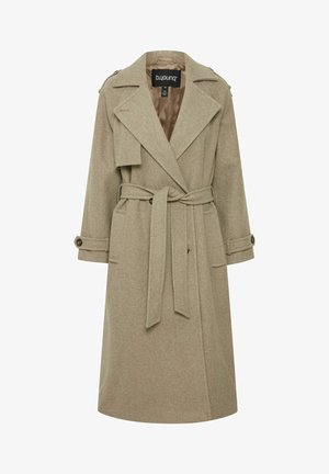 Beżowy trencz z klapami, paskiem w talii i zapinanymi mankietami. Wykonany z teksturowanej tkaniny, posiada kieszenie naszywane i gładką podszewkę.