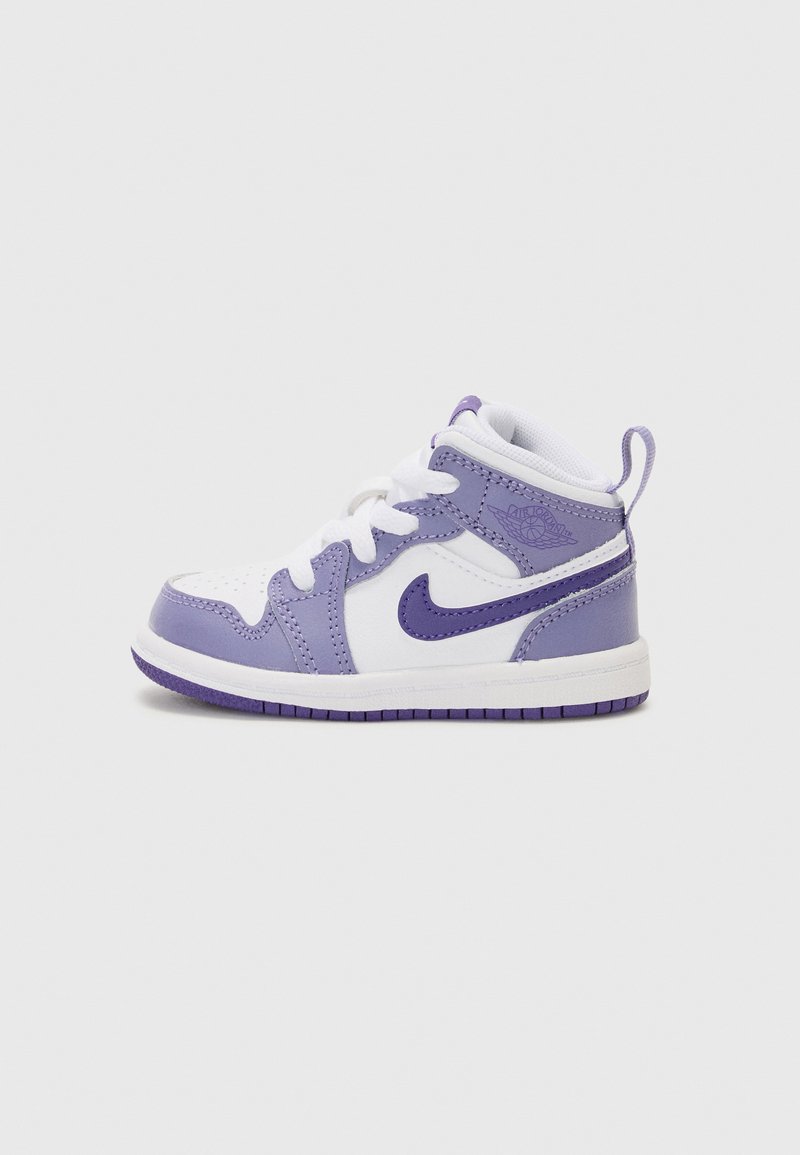 Baskets montantes Nike en blanc et violet clair, avec des matériaux en cuir et synthétiques, un système de laçage à l'avant, une cheville rembourrée et une semelle texturée.