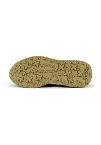 Suela de zapato de goma en beige, con una superficie texturizada que presenta patrones florales y en forma de estrella, y un logotipo de la marca grabado cerca del talón.