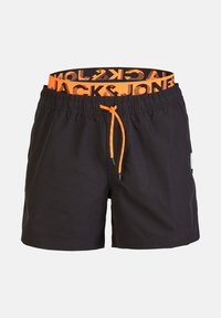 Schwarze Badeshorts mit elastischem Bund, versehen mit einem orangefarbenen Logo und Kordelzug. Glatte Textur, knielanges Design, minimalistische Details.