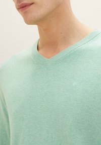 TOM TAILOR MIT V-AUSSCHNITT - Trui - soft jade melange