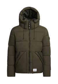 Chaqueta acolchada de color verde oliva con un alto cuello y cordones ajustables. Presenta bolsillos frontales con cremallera y un parche con el logo en el dobladillo.