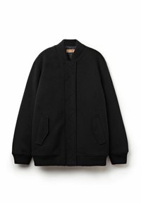 Svart bomberjacka, tillverkad av strukturerad tyg, med en frontpanel med diamantmönster, ribbade ärmslut och fickor med lappar.