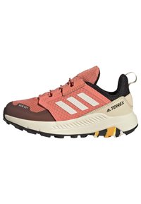 adidas Terrex TERREX TRAILMAKER RAIN.RDY HIKING - Zapatillas de senderismo - white coral gold coloured