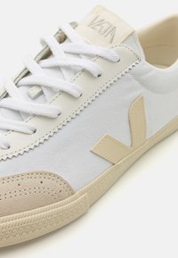 Veja VOLLEY - Sporta apavi - white