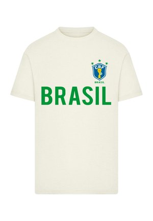 Tricou alb din bumbac, având textul verde "BRASIL" și un semn albastru cu un trofeu și stele deasupra, situat în zona stângă a pieptului.