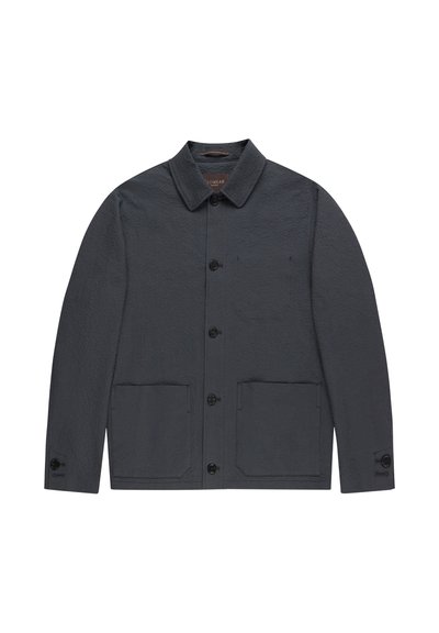 Ciemnoszara kurtka wykonana z teksturowanej tkaniny, z klasycznym kołnierzem, zapięciem na guziki z przodu, dwoma przednimi kieszeniami oraz mankietami zapinanymi na guziki.