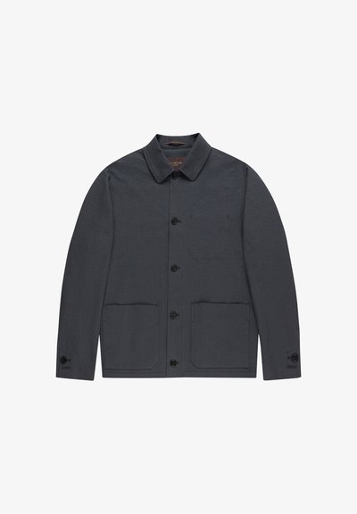 Ciemnoszara kurtka wykonana z teksturowanej tkaniny, z klasycznym kołnierzem, zapięciem na guziki z przodu, dwoma przednimi kieszeniami oraz mankietami zapinanymi na guziki.