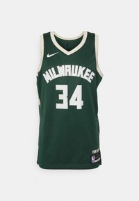 Maglietta da basket verde con la scritta "MILWAUKEE" in bianco e il numero "34". Realizzata in tessuto traspirante, presenta un collo arrotondato e il logo Nike.