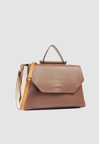 Braune Lederhandtasche mit strukturiertem Design, ausgestattet mit Klappverschluss, oberem Griff und verstellbarem Schultergurt in hellerem Farbton.