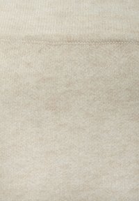 Beiger Strickstoff mit einer weichen, strukturierten Oberfläche. Verfügt über eine glatte, gleichmäßige Haptik und subtile Farbvariationen. Die Kanten sind sauber genäht.