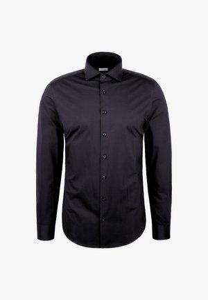 Camicia nera a maniche lunghe con colletto a punta, polsini con bottoni e silhouette aderente, mostrata su uno sfondo bianco.