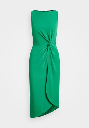 Robe midi verte sans manches avec encolure bateau, détail twist froncé à la taille et ourlet asymétrique drapé à l'avant.
