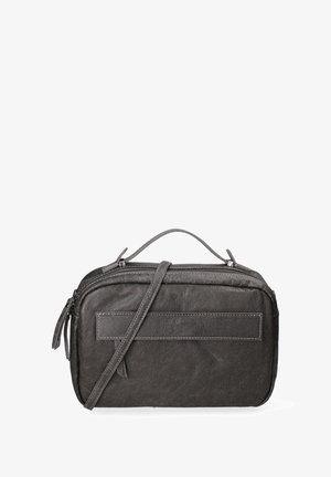 Sac bandoulière en cuir gris avec une finition texturée, fermeture éclair, bandoulière amovible et une poche avant à glissière. Forme rectangulaire compacte.
