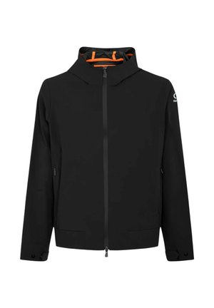 Giacca nera impermeabile con zip frontale, cappuccio nascosto e fodera arancione. Presenta tasche laterali e dettagli con polsini abbottonati.