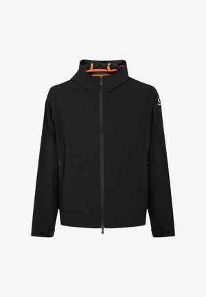Giacca nera impermeabile con zip frontale, cappuccio nascosto e fodera arancione. Presenta tasche laterali e dettagli con polsini abbottonati.