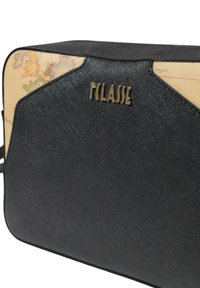 Borsa a tracolla nera con pannello stampa mappa. Caratterizzata da un logo dorato, design angolare e bordi lisci. Gli accenti aggiungono dettagli alla superficie.
