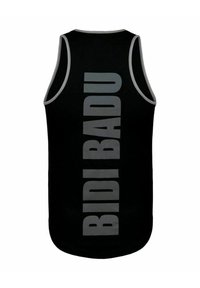 Canotta nera con testo riflettente grigio "BIDI BADU" stampato verticalmente sul retro. Presenta un orlo arrotondato e rifiniture grigie sulle aperture delle braccia.