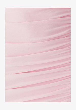 Lichtroze jurk met gestructureerde, opgestikte stof en horizontale plooien, wat een zachte golvende uitstraling creëert.