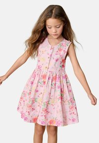 Vestido infantil floral en tela rosa con mangas cortas y cierre frontal de botones. Presenta patrones de flores coloridas y una falda acampanada.