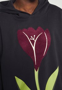 sandro Bluza z kapturem