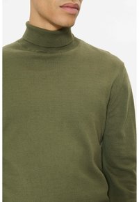 Pull col roulé vert olive en tissu côtelé, présentant une coupe ajustée et un col montant pour plus de chaleur.