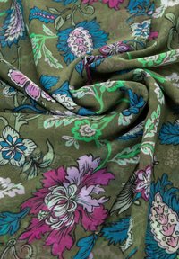 Tessuto di cotone verde oliva decorato con motivi floreali colorati in rosa, blu e bianco, con dettagli raffinati e accenti vivaci.